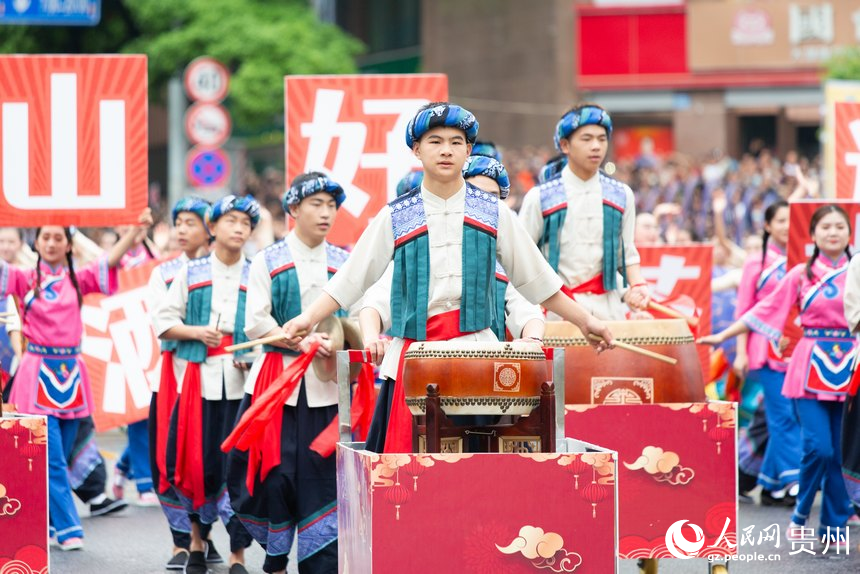 巡游隊伍為現場觀眾帶來民俗表演。人民網記者 高華攝