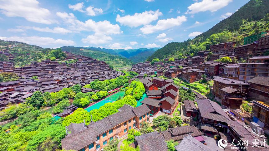 1 穿越機視角下的西江千戶苗寨。人民網記者 涂敏 攝
