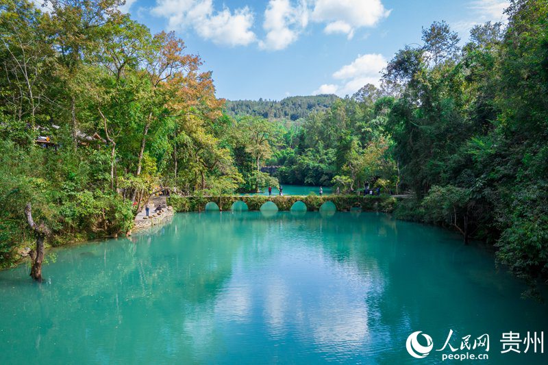 航拍荔波小七孔景區內的七孔古石橋。人民網記者 涂敏攝