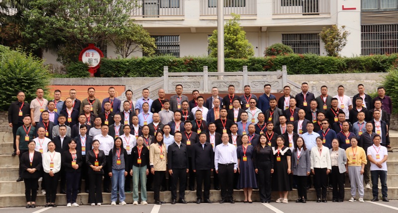 5月20日，赫章縣鄉(xiāng)科級(jí)領(lǐng)導(dǎo)干部進(jìn)修班開班合影。胡彥攝