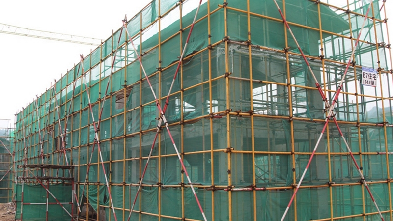 項目施工現(xiàn)場塔吊林立，一座座配套有溫泉泡池的合院，主體結構已初具雛形 修文縣融媒體中心李宇 攝