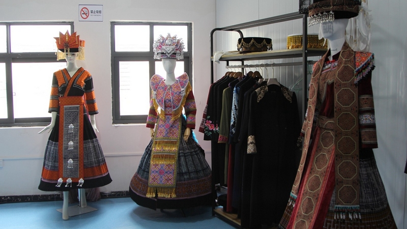 這些衣服上的花和圖案全是手工繡，衣服款式是自己設計，自己配花配色配線 修文縣融媒體中心李宇 攝