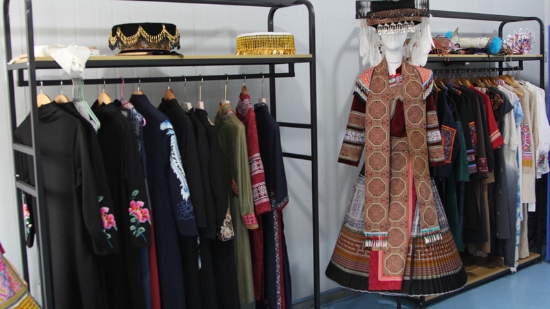 在民族服飾展示區，整齊排列的一件件精美的苗族服飾，工藝精湛，艷麗多彩 修文縣融媒體中心李宇 攝