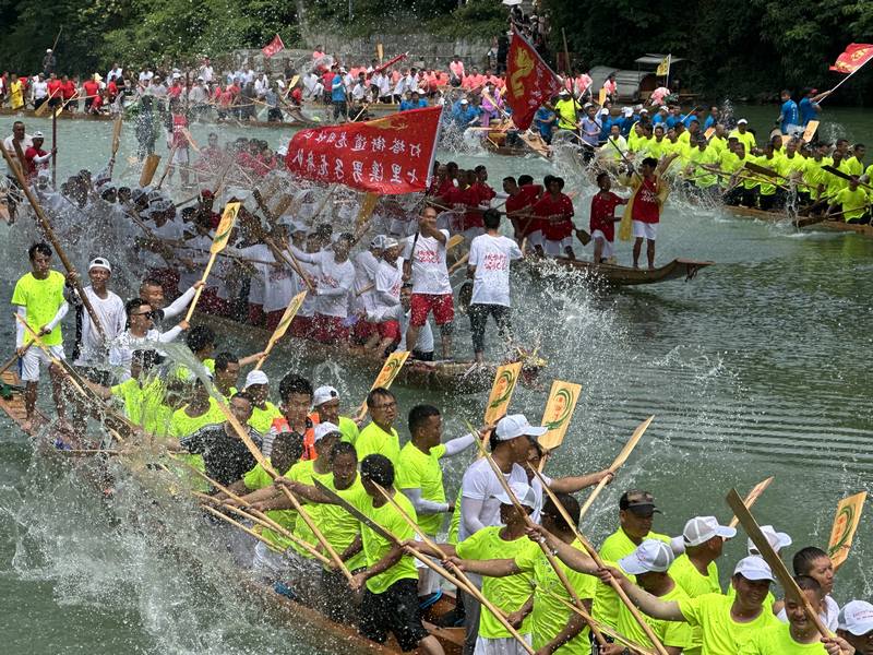 2023年6月21日,2023年中國(guó)龍舟公開(kāi)賽(貴州·銅仁·碧江站)暨中國(guó)傳統(tǒng)龍舟大賽現(xiàn)場(chǎng)。申逸愷攝