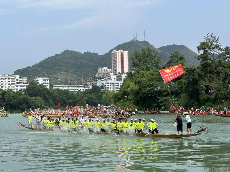 2023年6月21日,2023年中國(guó)龍舟公開(kāi)賽(貴州·銅仁·碧江站)暨中國(guó)傳統(tǒng)龍舟大賽現(xiàn)場(chǎng)。申逸愷攝