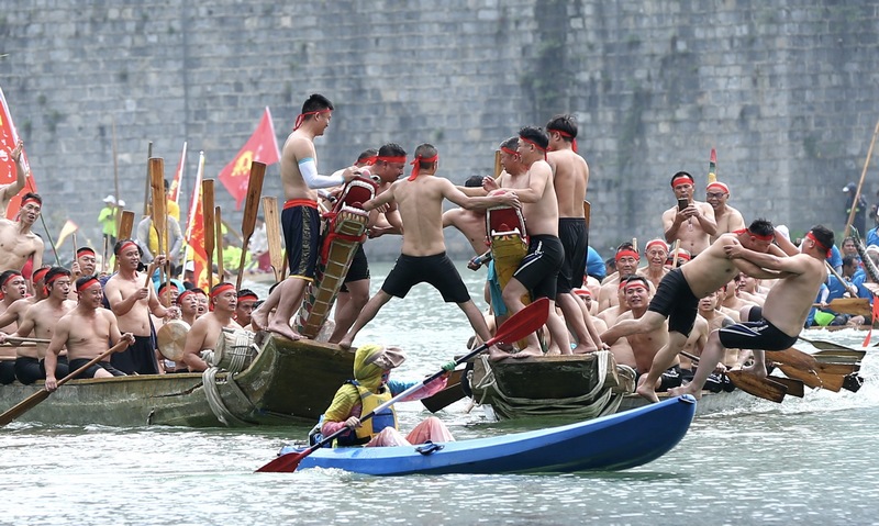 2023年6月21日,2023年中國(guó)龍舟公開(kāi)賽(貴州·銅仁·碧江站)暨中國(guó)傳統(tǒng)龍舟大賽現(xiàn)場(chǎng)。李銘亨攝