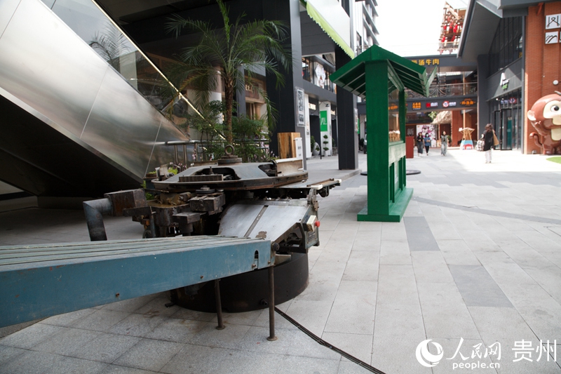 圖4 街區擺放的老印刷設備。人民網 龍章榆 攝