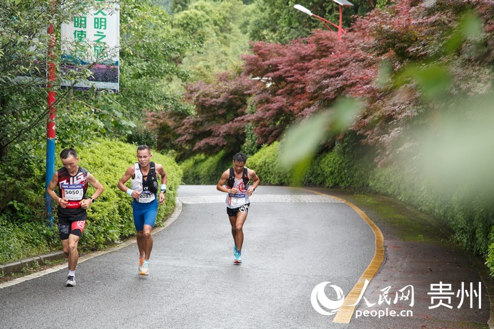 桐梓“村跑”現場。人民網 龍章榆攝