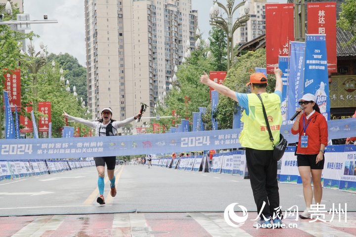 桐梓“村跑”現場。人民網 龍章榆攝