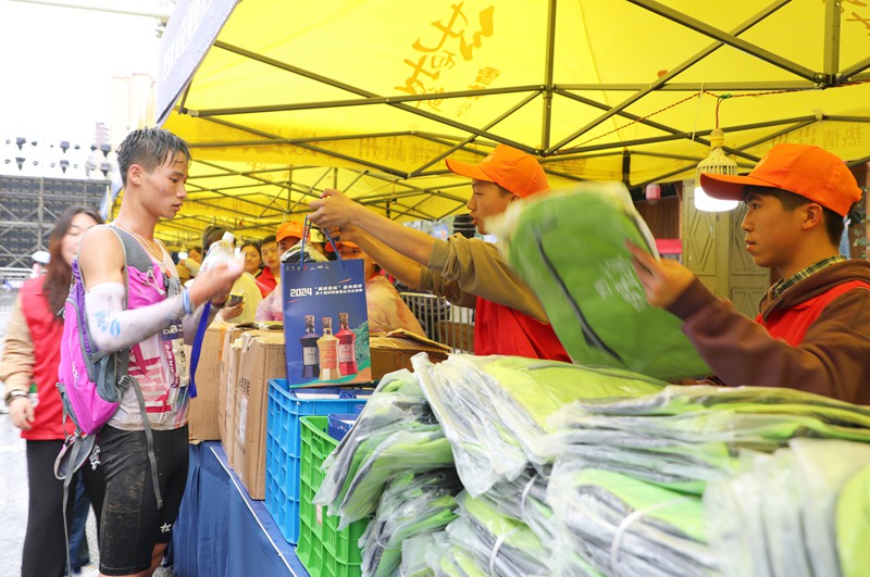 7、志愿者發放完賽包。 陳桂良 攝.