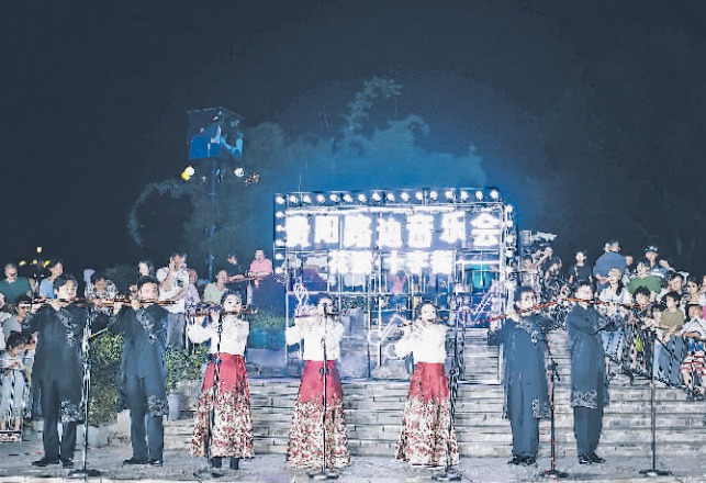 5月25日，貴州大學(xué)音樂(lè)學(xué)院學(xué)生在音樂(lè)會(huì)上演奏竹笛。