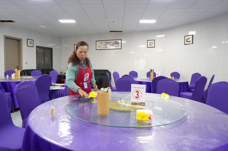 當地村民在杜鵑元寶莊園就近務工正忙著打掃餐廳迎接避暑游客。趙剛攝