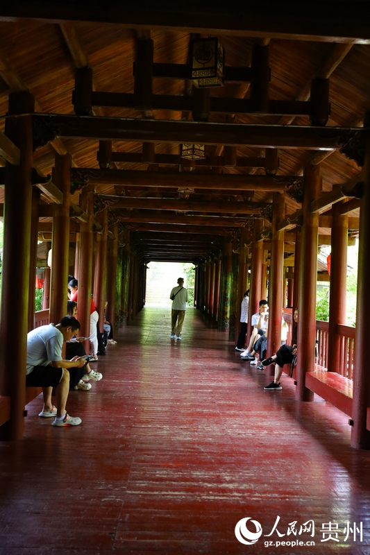 市民、游客在公園里休憩。人民網 潘佳倩攝