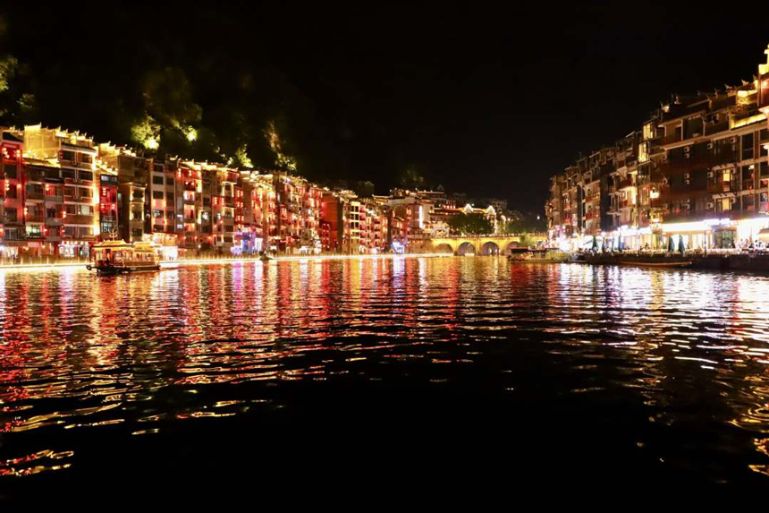 圖為鎮遠夜景。顧蘭云攝