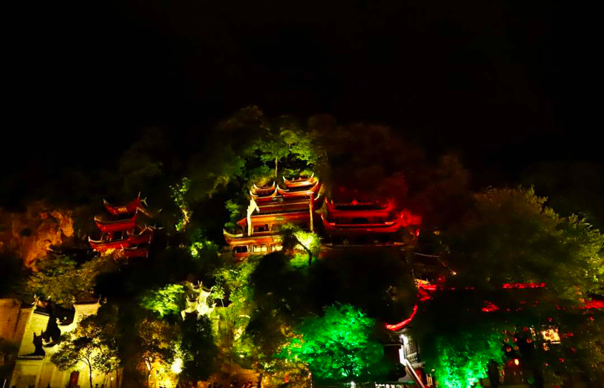 圖為鎮(zhèn)遠(yuǎn)夜景。顧蘭云攝