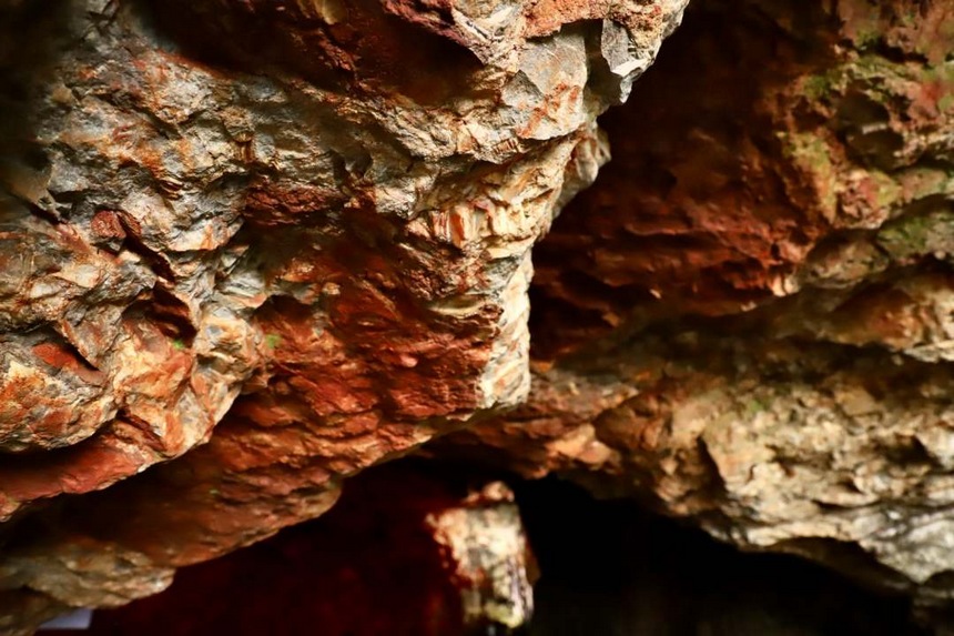 圖為礦洞內部，絢麗的燈光照在礦石上。顧蘭云攝