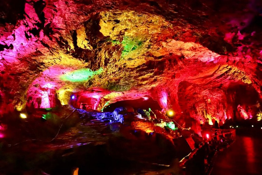 圖為礦洞內部，絢麗的燈光照在礦石上。顧蘭云攝