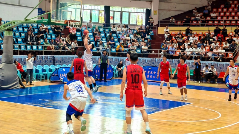 各參賽隊伍在賽場上奮力拼搏，展現(xiàn)出高超的競技水平和團隊協(xié)作精神 修文縣融媒體中心郭振東 攝