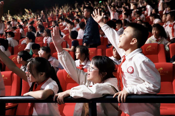 學生舉手參與現場問答環節。顧蘭云攝