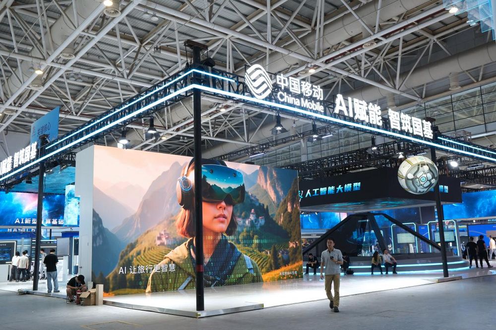 圖為中國移動展區“AI視屆”客流監控平臺與未來感科技眼球。