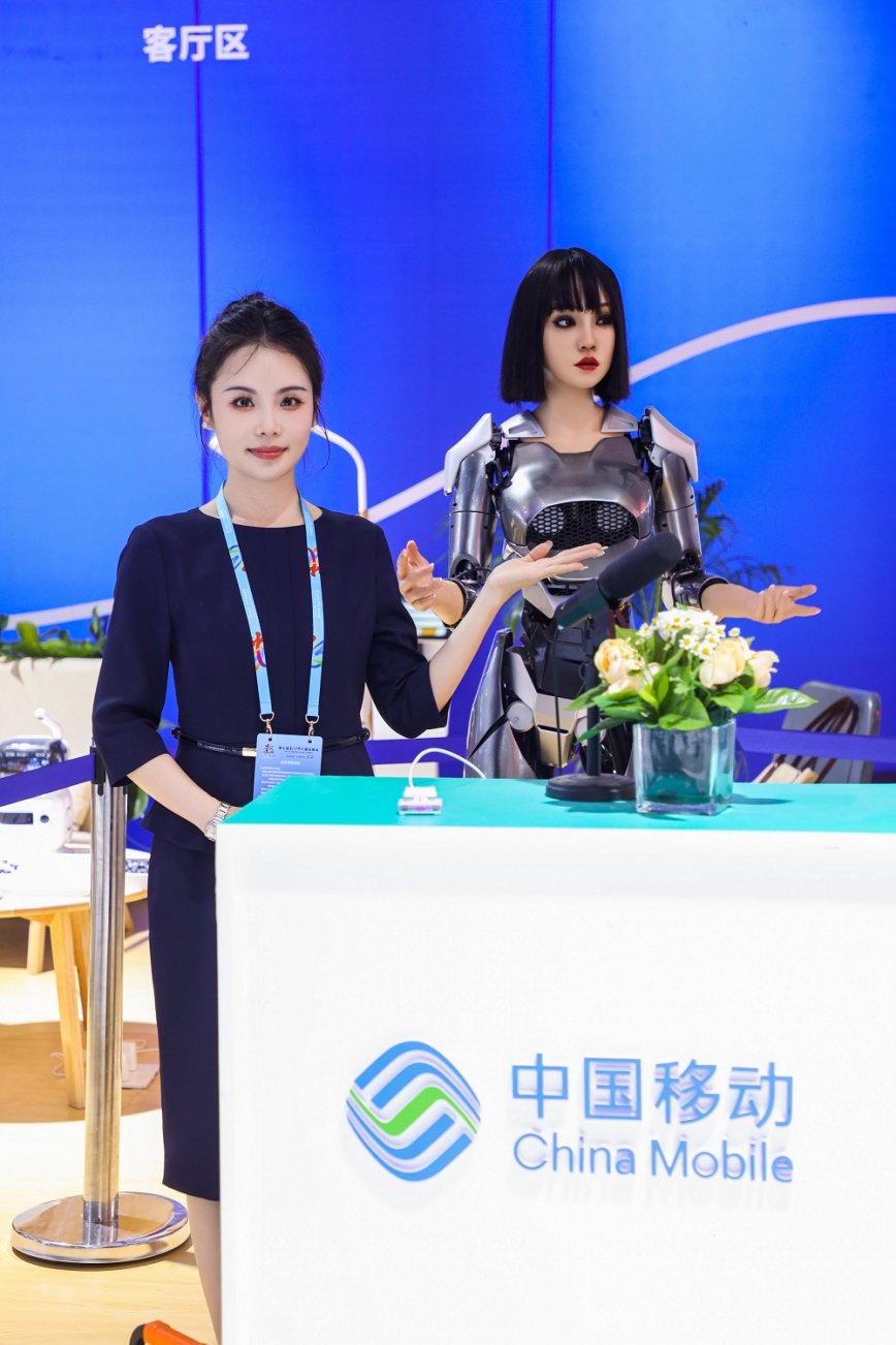 圖為“小柒”(后)初次登場,將與專業講解們一起為四海賓朋服務。