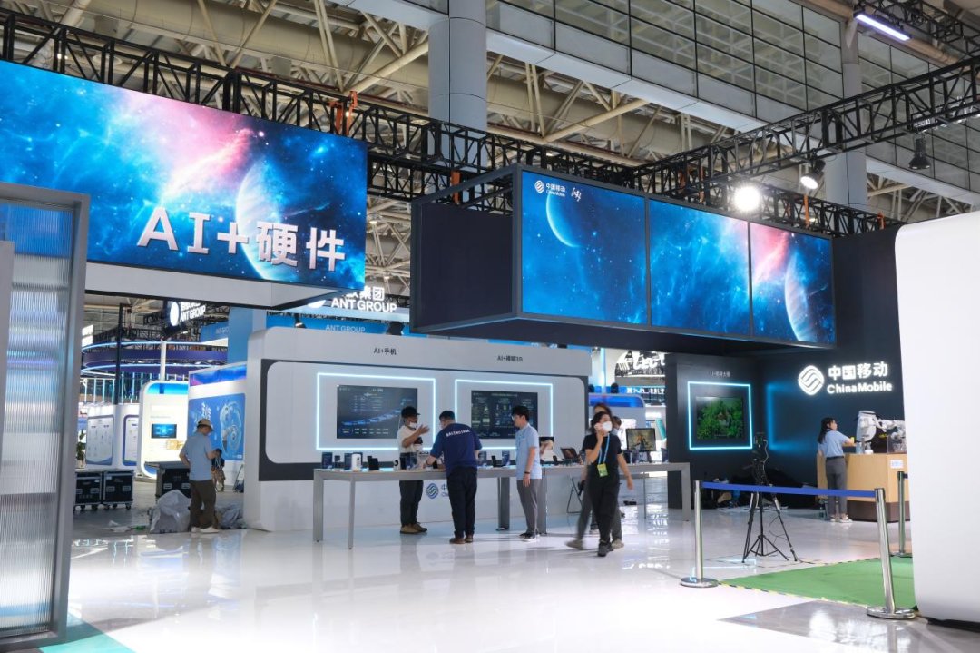 圖為中國移動AI硬件展區。