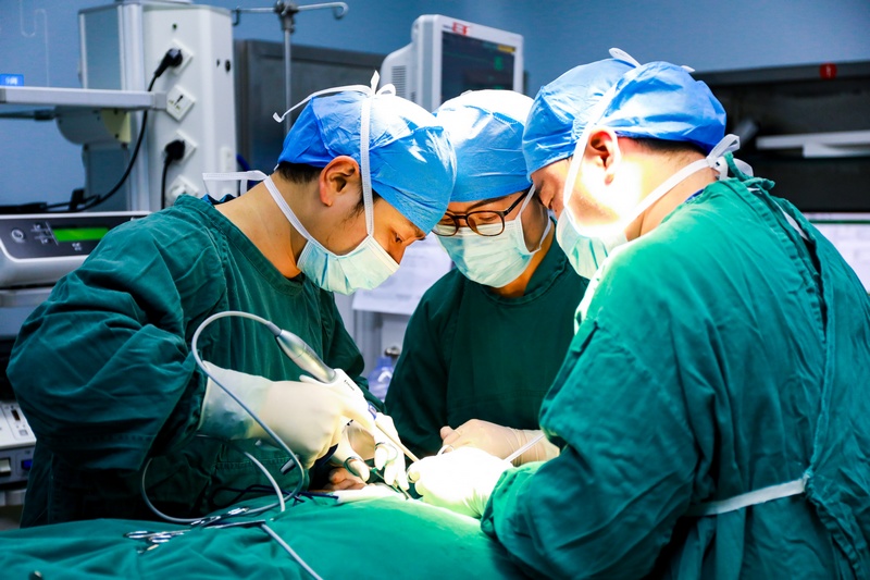 王佳峰手術示教。浙畢醫院供圖