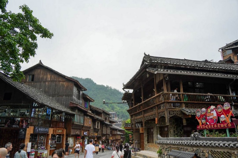 西江千戶苗寨街道，街道兩邊的苗寨建筑古色古香。姚晶權攝