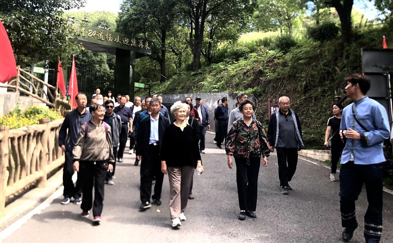 圖為組織老同志赴晴隆縣開展考察學(xué)習(xí)。