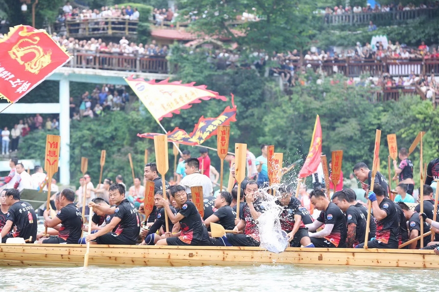 “龍舟游江”活動(dòng)現(xiàn)場(chǎng)。申逸愷、李銘亨攝