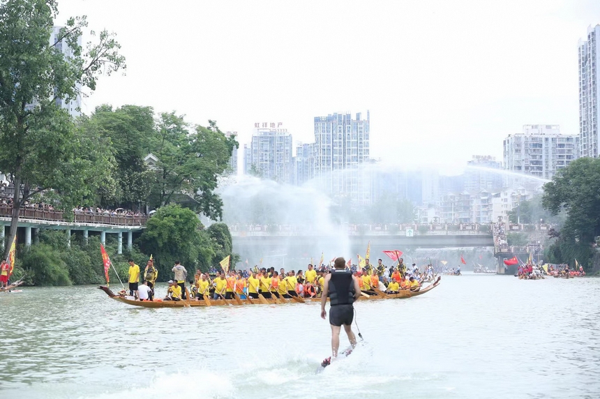 “龍舟游江”活動現場。申逸愷、李銘亨攝