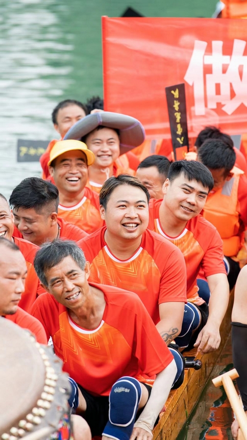 “龍舟游江”活動現(xiàn)場。申逸愷、李銘亨攝