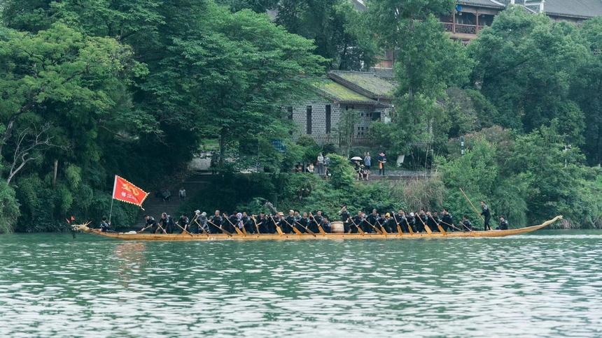 “龍舟游江”活動現場。申逸愷、李銘亨攝
