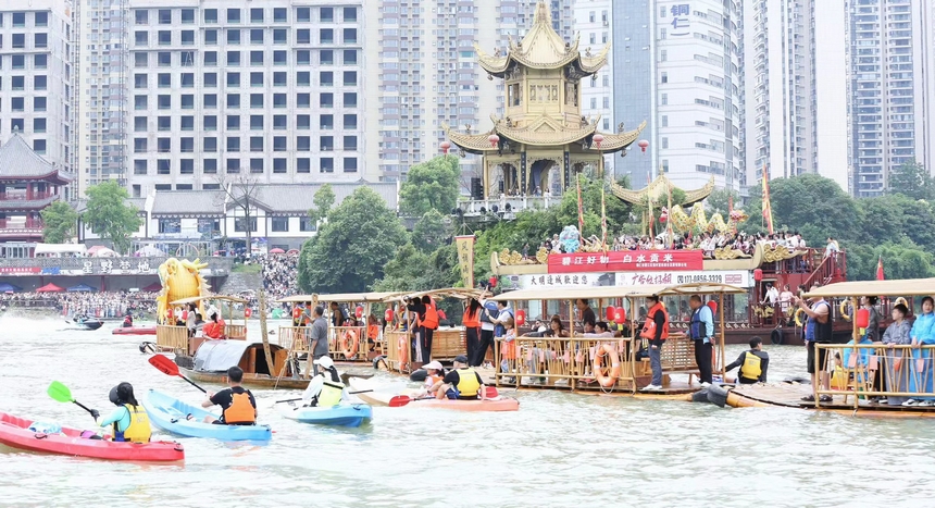 “龍舟游江”活動現場。申逸愷、李銘亨攝