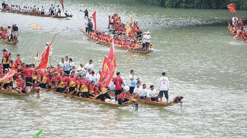 “龍舟游江”活動現場。申逸愷、李銘亨攝