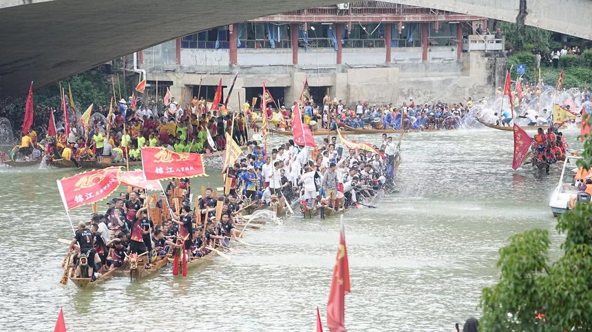 “龍舟游江”活動現場。申逸愷、李銘亨攝