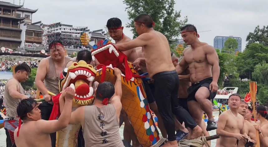 “龍舟游江”活動現場。謝宗沛攝
