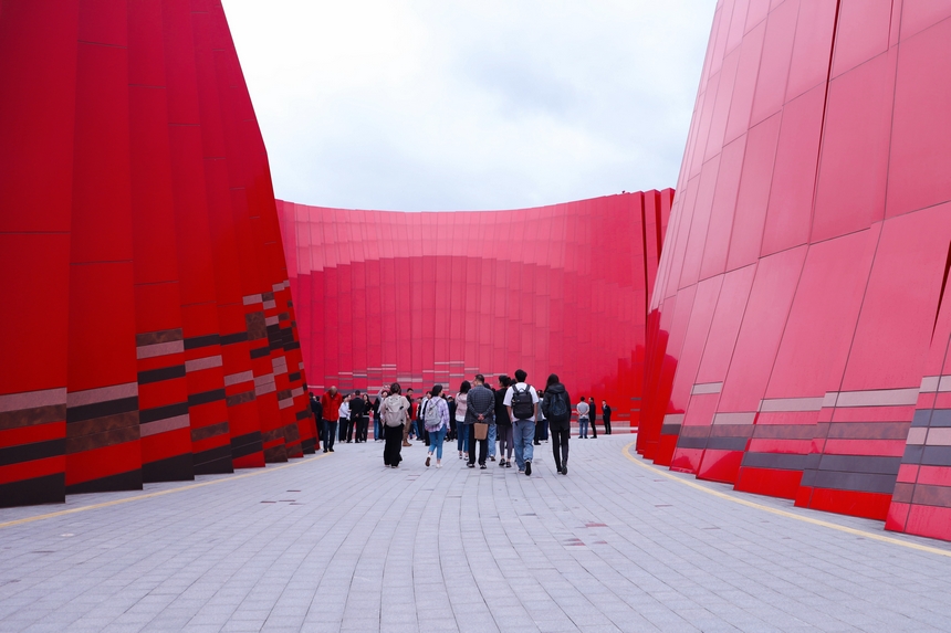 游客陸續進入場館。顧蘭云 攝