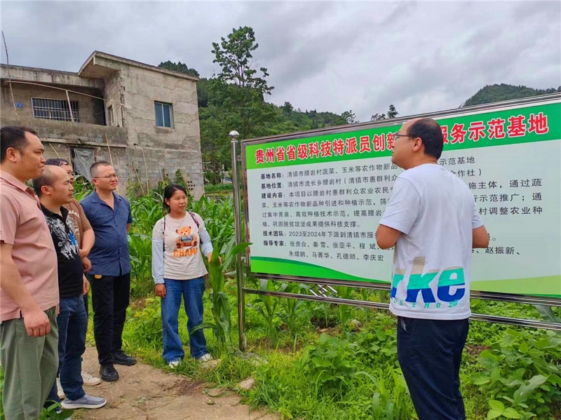 (1)科技特派員團團長朱熠鵬介紹腰巖村省級科技特派員創(chuàng)業(yè)創(chuàng)新服務(wù)示范基地情況。