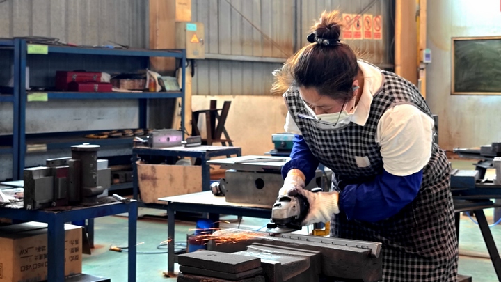 工人正在作業。吳小星攝