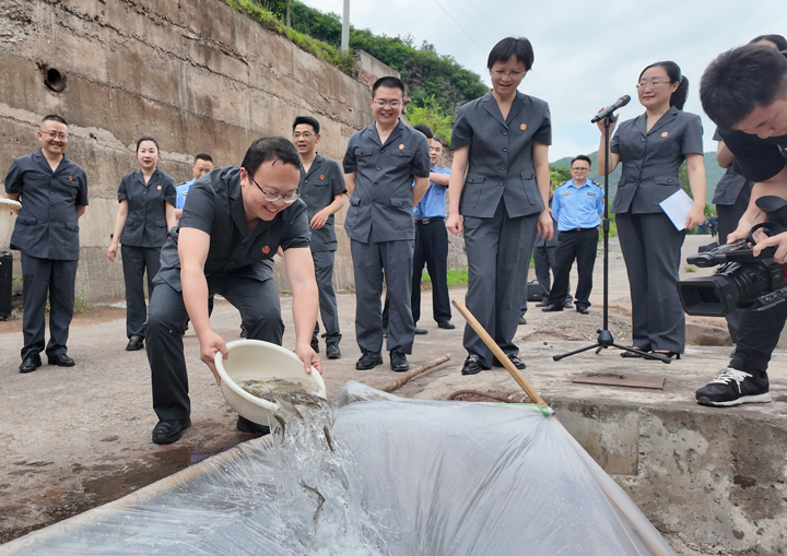 開展增殖放流活動。