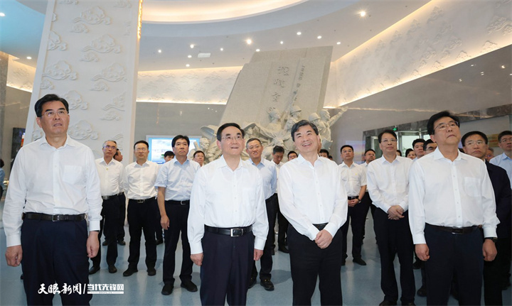圖為貴州省黨政代表團在寧德市參觀寧德“擺脫貧困”主題展覽。