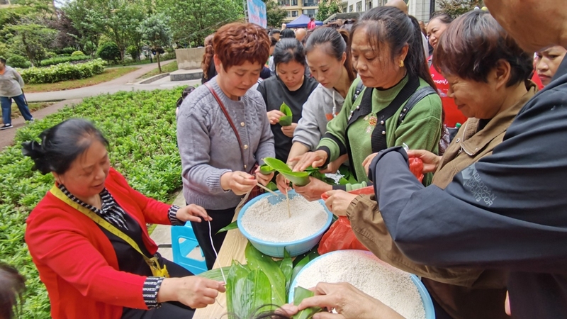 修文縣“我們的節(jié)日·端午節(jié)”暨計生特殊家庭暖心行動健康知識宣傳活動在陽明洞街道美林灣一期小區(qū)舉行 修文縣融媒體中心畢音紅 攝