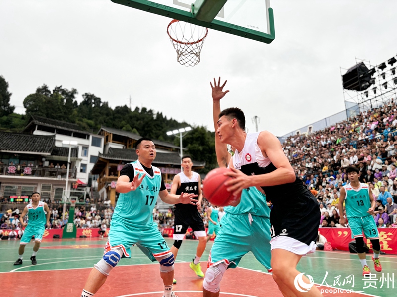 7、貴州道真隊與河北寧晉隊在現(xiàn)場進行激烈角逐。人民網記者 高華攝