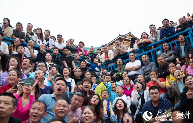 5、觀眾在看臺上為場上選手吶喊助威。人民網記者 高華攝