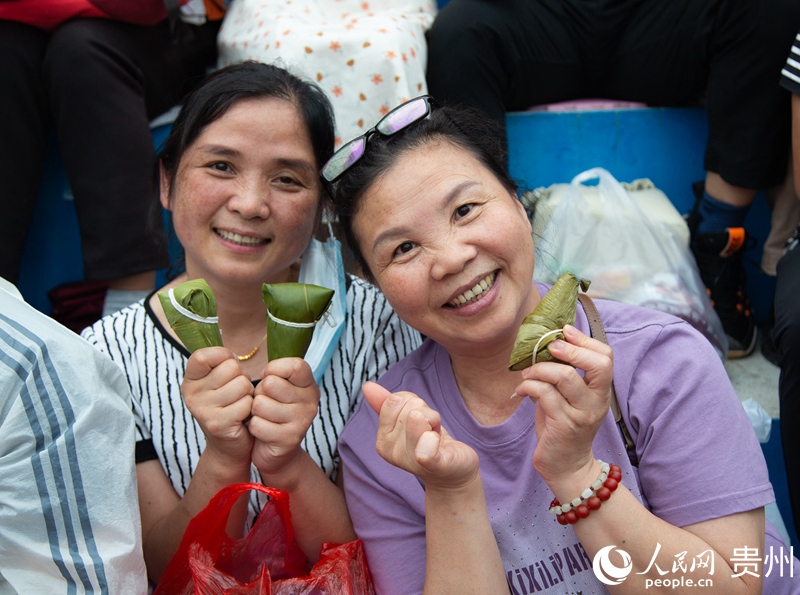 6、主辦方給現(xiàn)場群眾發(fā)放了粽子一同慶祝端午節(jié)。人民網記者 高華攝