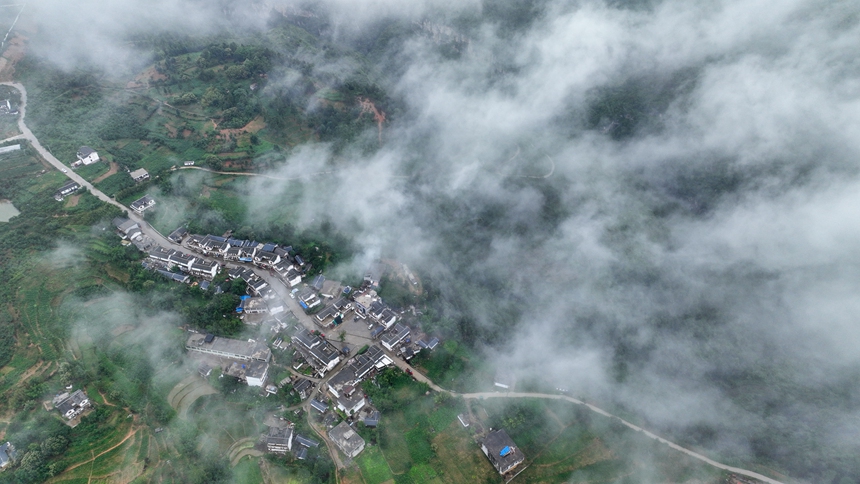 2024年6月9日，貴州省畢節(jié)赫章縣平山鎮(zhèn)中寨社區(qū)云霧繚繞。