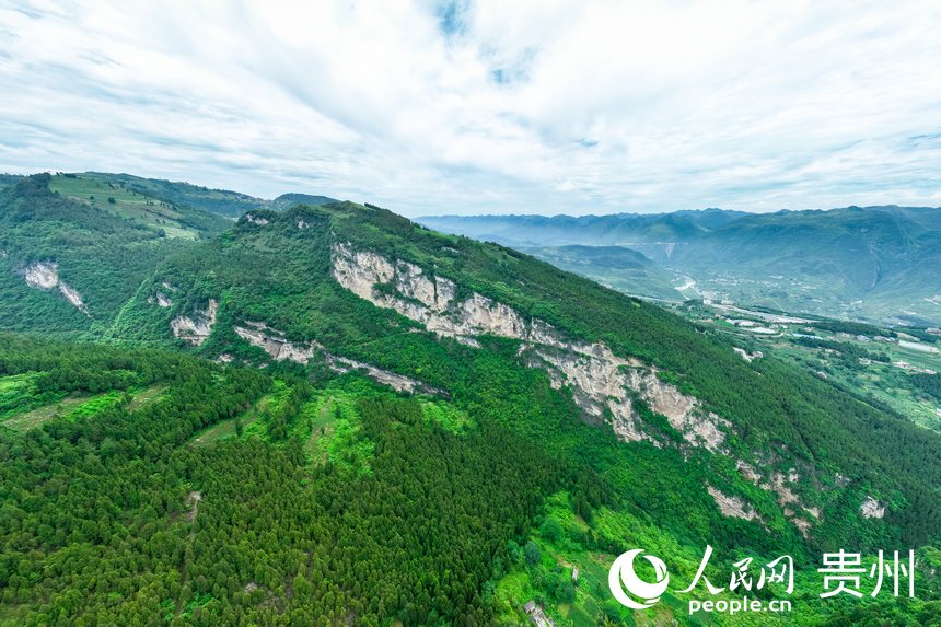 航拍貴州省畢節(jié)市七星關(guān)區(qū)生機鎮(zhèn)高流村高流天渠。人民網(wǎng)記者 涂敏攝