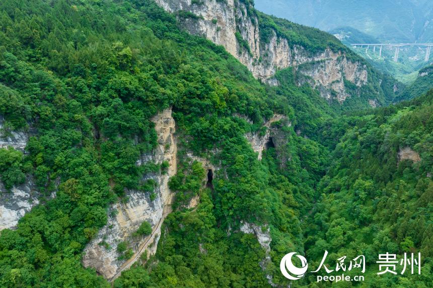 航拍貴州省畢節市七星關區生機鎮高流村高流天渠。人民網記者 涂敏攝