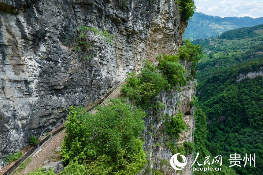 航拍貴州省畢節市七星關區生機鎮高流村高流天渠。人民網記者 涂敏攝